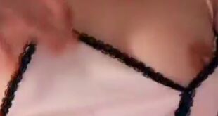 Chị gái show vếu 2
