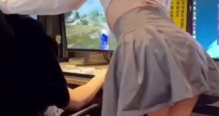 Chơi game bị bạn gái gạ đòn