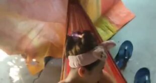 Em gái nằm võng hở vếu