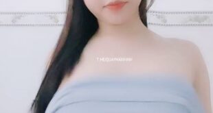 Em gái mặc quần chấm bi đỏ