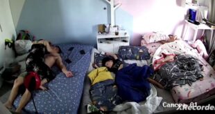 Vợ em vã quá đòi chịch khi con nằm ngủ bên cạnh