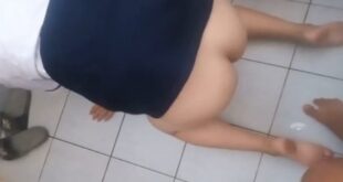 Cháu nó vẫn còn đeo khăn quàng đỏ
