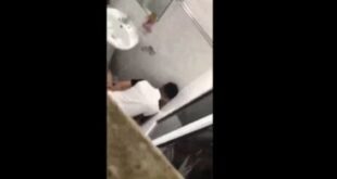 Hai cháu phệt nhau từ quán nước đến nhà WC của trường