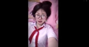 Em vẫn đeo khăn quàng nhé