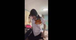 Chị chị em em sơ hở là địt