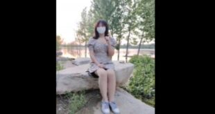 Ra hồ khoe vú