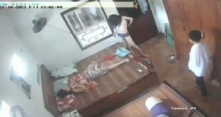Con chị thoải mái thay đồ trước mặt thằng cu em