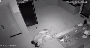 Đang đụ mẹ thì đứa con gái mở cửa