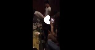 Đang hát karaoke thì lên cơn vã ngay em nhân viên