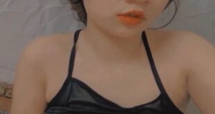 Áo hai dây khoe ti nhìn rất kích thích