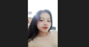 Bé dâm khoe hàng