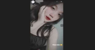 Em học sinh show vú và bướm hồng