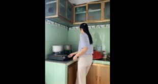 Đang nấu ăn thì bé lên cơn nứng